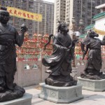 黄大仙祠の中の銅像。ちょっとかわいい。