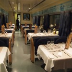 食堂車で……