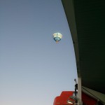 船から見える気球